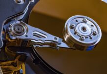 Dualboot auflösen Hard Drive Inside Macro Read Head - Mike_68 / Pixabay