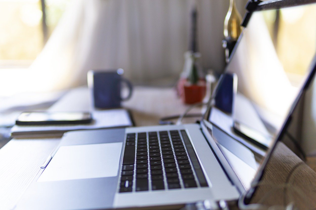 Laptop Desk Home Video Conference Laptop Desk Home Video Conference - JoshuaWoroniecki / Pixabay