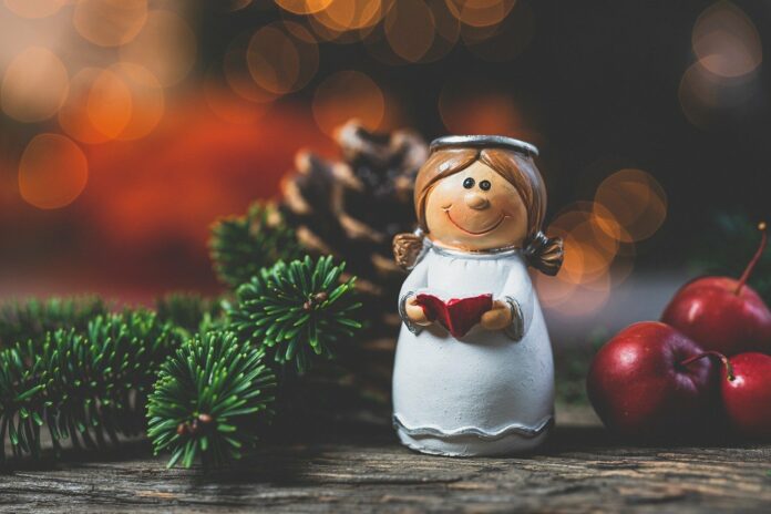 Angel Figurine Christmas Angel  - Ylanite / Pixabay